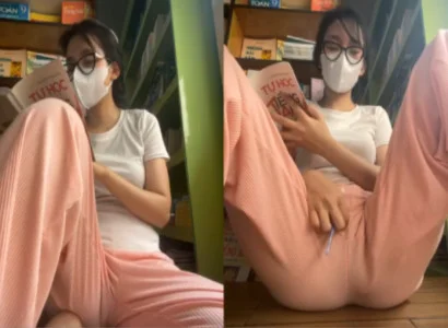 Em vừa đọc sách vừa nhét đồ chơi tình dục vào lồn