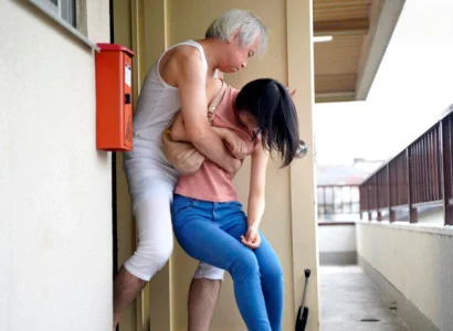 Nàng dâu mới bị bố chồng già bóp