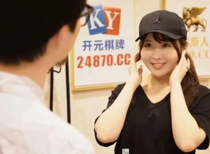 Cô gái giao hàng dễ tính dễ tính khi giao hàng