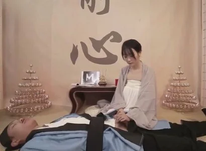 Cô gái áo tu lo lắng cho vị đạo sĩ bị thương