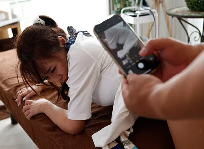 Cô nhân viên triệt lông không nhịn được nên phang luôn
