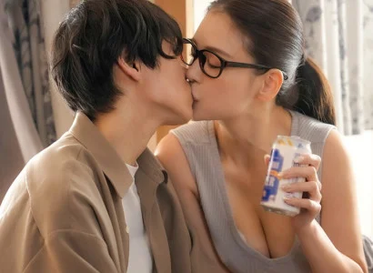 Anh chàng đau khổ vì bị cắm sừng được chị hàng xóm dỗ dành