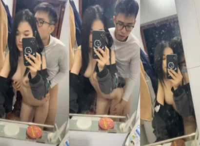 Cặp bạn sinh viên cùng quan hệ với nhau trước gương