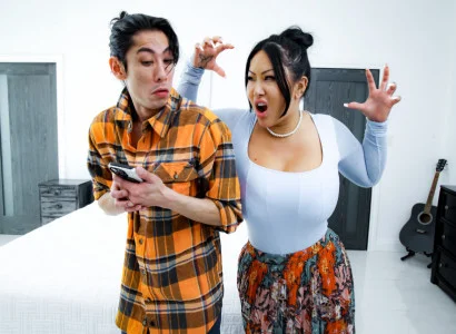 Con trai giúp mẹ kế xăm trổ hàng múp lên đỉnh