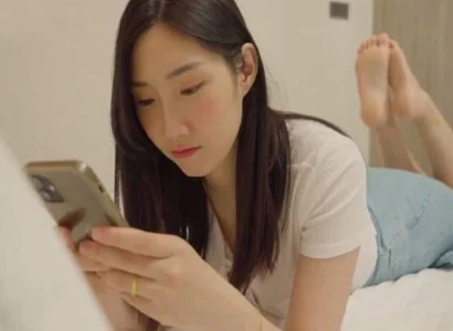 Bà vợ hú hí với anh nhân viên giao hàng