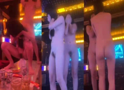 Cô nàng biểu diễn màn thoát y gợi cảm ngay trong quán hát
